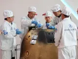 Apertura del contenedor de muestras de la sonda Chang'e 6.