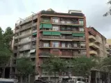 El titular del juzgado de instrucción número 29 de Barcelona ha levantado esta madrugada los cuerpos de dos personas en el interior de la vivienda que se encontraban pendientes de ser desahuciadas.