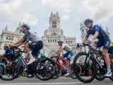 El pelotón de ciclistas durante la 21 etapa de la Vuelta ciclista a España 2023 en el Hipódromo de la Zarzuela, a 17 de septiembre de 2023, en Madrid.