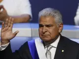 El presidente de Panamá, José Raúl Mulino, toma juramento durante su investidura.
