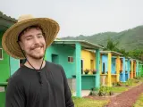 La nueva hazaña del youtuber MrBeast: construye y regala 100 casas a familias.