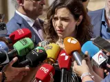 La presidenta de la Comunidad de Madrid, Isabel Díaz Ayuso, este lunes atendiendo a los medios de comunicación desde Salamanca.