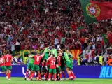 Los jugadores de la selecci&oacute;n portuguesa celebran el pase a los cuartos de final de la Eurocopa de Alemania.