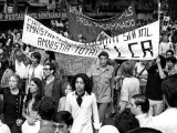 Primera manifestaci&oacute;n del orgullo en Espa&ntilde;a, organizada por el FAGC el 26 de junio de 1977
