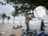 Un hombre hace fotos del huracán Beryl a su paso por Barbados.