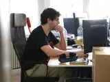 Un chico trabajando con un ordenador.