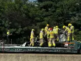 Los bomberos trabajando en el accidente.