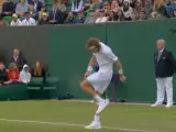 Andrey Rublev se golpea duramente la pierna tras perder los papeles en Wimbledon.