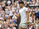 Carlos Alcaraz celebra un punto en Wimbledon
