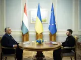 El Presidente ucraniano Volodymyr Zelensky y el Primer Ministro húngaro Viktor Orban durante una reunión en Kiev.