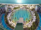 Vista aérea de la zona de piscinas del hotel Haven Riviera Cancún.