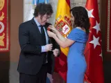 La presidenta de la Comunidad de Madrid, Isabel Díaz Ayuso, condecora al presidente de la República Argentina, Javier Milei, en la Real Casa de Correos,