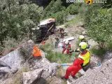 Los bomberos trabajan en el rescate de los pasajeros del autobús.