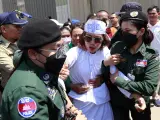 Nueve activistas camboyanos y uno español son condenados por conspirar contra el Gobierno e insultar a la monarquía.