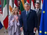 Meloni y Orbán charlan en Bruselas.