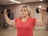 El entrenamiento de pesas es esencial para mantener la masa muscular.