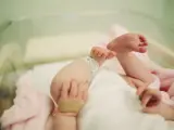 Un bebé recién nacido en el hospital.