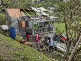 Una familia comienza a reparar su casa tras el paso del hurac&aacute;n Beryl por San Vicente y las Granadinas.