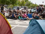 Varias personas durante una manifestación de los estudiantes acampados en la Universidad Complutense de Madrid .