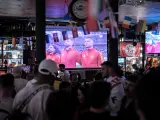Varios aficionados ven por televisión el partido entre España y Georgia de la Eurocopa 2024, en un restaurante en Madrid.