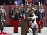 El rey Felipe VI abraza a la princesa de Asturias, Leonor de Borbón, tras entregarle su despacho de alférez tras un año en la Academia de Zaragoza.