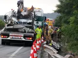 Un bombero y un gruista en el punto del accidente de Santa Cristina de Aro (Girona).
