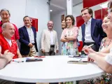 El alcalde de Madrid, José Luis Martínez-Almeida, y el delegado de Políticas Sociales, Familia e Igualdad, visitan la nueva sede de Cruz Roja en Lavapiés.