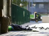 Una persona sin hogar durmiendo en una calle de Barcelona.