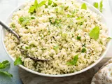 Arroz de coliflor con hierbas y limón.