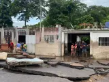 Residentes intentan recuperar sus pertenencias de sus casas inundadas tras la crecida de un río debido a las fuertes lluvias tras el paso del huracán Beryl en la carretera de Cumaná a Cumanacoa, estado de Sucre, Venezuela, el 2 de julio de 2024.