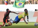 Vinícius cae en el interior del área tras una entrada de Daniel Munoz en el Brasil - Colombia de Copa América.