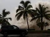 El fuerte oleaje golpea contra el malecón durante el paso del huracán Beryl, este martes en Santo Domingo