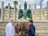 El candidato de Unidas Sí Podemos a la Presidencia del Cabildo de Tenerife, Manuel Marrero, y el candidato a la Alcaldía, Ramón Trujillo, junto al monumento erigido en honor a Franco en Santa Cruz de Tenerife UNIDAS SÍ PODEMOS (Foto de ARCHIVO) 18/5/2023