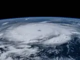Fotografía tomada el lunes 1 de julio por el astronauta Matthew Dominick desde la Estación Espacial Internacional donde se muestra el huracán Beryl durante su paso por el Caribe.