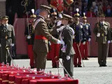 La princesa Leonor ha recibido este miércoles de manos de Felipe VI el nombramiento como dama alférez cadete, con el que cierra su primera etapa de formación castrense, en la Academia General Militar de Zaragoza