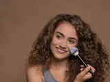 Mujer maquillándose