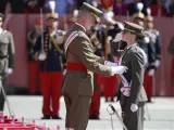 El rey Felipe VI impone la banda a la princesa de Asturias, Leonor de Borbón, durante la ceremonia en la que le entregó su despacho de alférez.