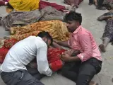 Al menos 121 personas han muerto este martes por la estampida que se desató al término de un evento religioso en el norte de la India.