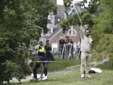ARCHIVO - El iraquí Salwan Momika ondea la bandera sueca frente a la embajada de Irak en Estocolmo, 20 de julio de 2023, antes de quemar un ejemplar del Corán y una bandera iraquí. Momika, quien quemó varios ejemplares del Corán en Suecia, dijo a un diario el miércoles 27 de marzo de 2024 que pedirá asilo en la vecina Noruega ante una orden de deportación de las autoridades suecas. (Oscar Olsson/TT via AP, File)