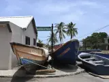 Barcos pesqueros en medio de la calle para protegerse del huracán Beryl en Kingston, Jamaica, martes 2 de julio de 2024.