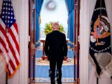 El presidente de Estados Unidos, Joe Biden, se marcha después de hablar con los medios tras el fallo del Tribunal Supremo sobre las acusaciones contra el expresidente Donald Trump de que intentó subvertir las elecciones de 2020, en la Casa Blanca el 1 de julio de 2024 en Washington, DC.