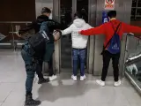Dos agentes de la Guardia Civil cachean a dos jóvenes en un control para prevenir la violencia entre bandas juveniles en Madrid.