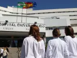 Tres MIR a las puertas del Hospital Virgen Macarena de Sevilla.
