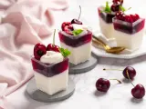 Panna cotta con cerezas, un postre italiano.