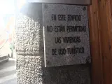 Un cartel contra las viviendas turísticas en un edificio de la calle Toledo de Madrid.