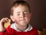 Un ni&ntilde;o comi&eacute;ndose una galleta de chocolate.