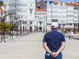 Un turista paseando por la ciudad de A Coruña.