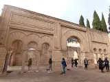 Varias personas visitando uno de los monumentos de la ciudad cordobesa de Medina Azahara