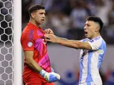 El Dibu Martínez y Lisandro Martínez tras parar un penalti a Ecuador.