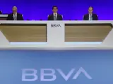 El presidente del BBVA, Carlos Torres, y el consejero delegado, Onur Genç, durante la junta general extraordinaria de accionistas.